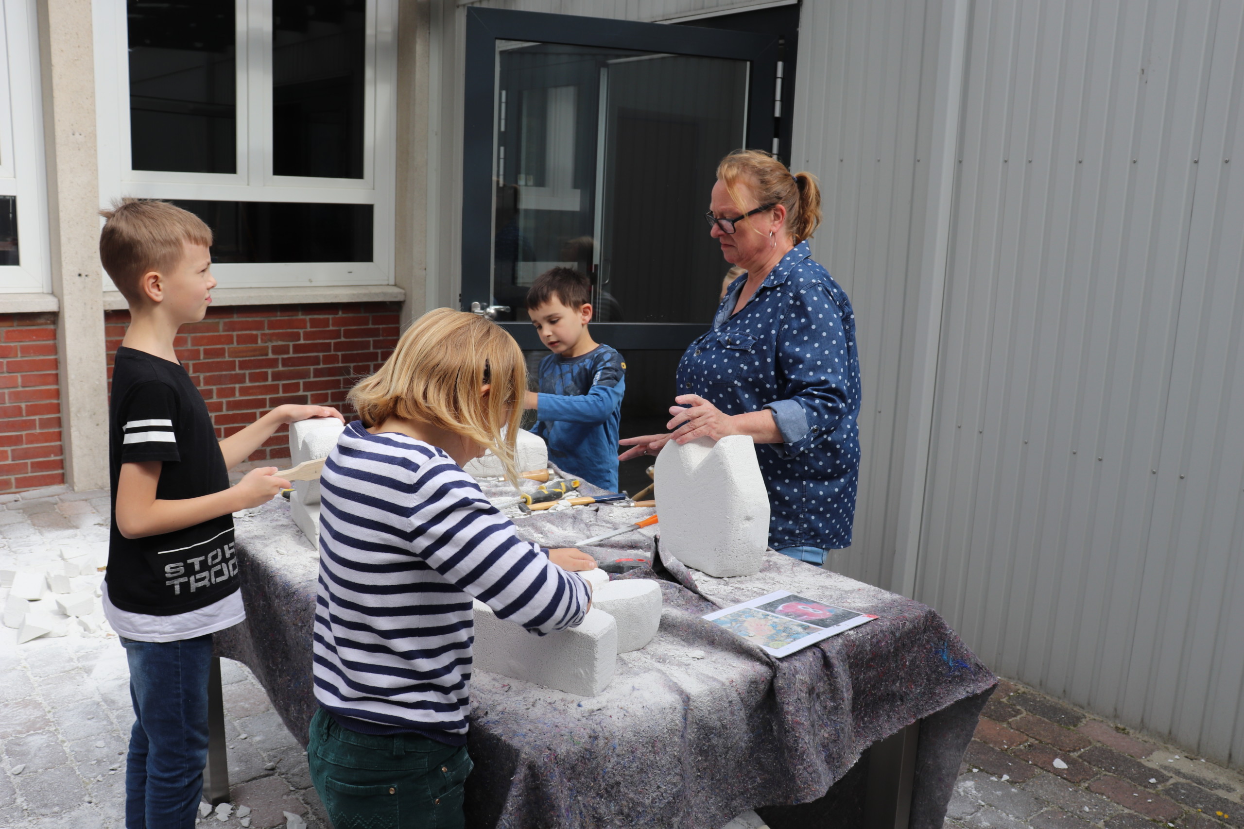 Alle Teilnehmer hatten viel Spaß beim Herstellen von Ytong-Skulpturen. Aufnahme: Wlodarczyk/Gemeinde Barßel