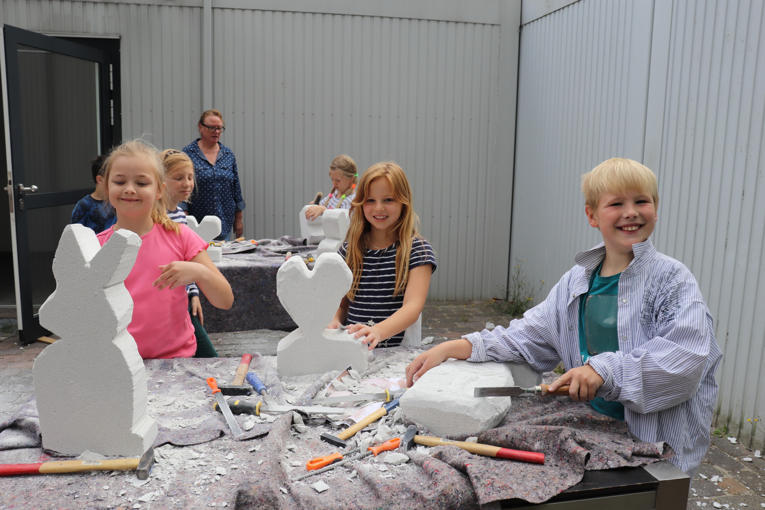 Alle Teilnehmer hatten viel Spaß beim Herstellen von Ytong-Skulpturen. Aufnahme: Wlodarczyk/Gemeinde Barßel