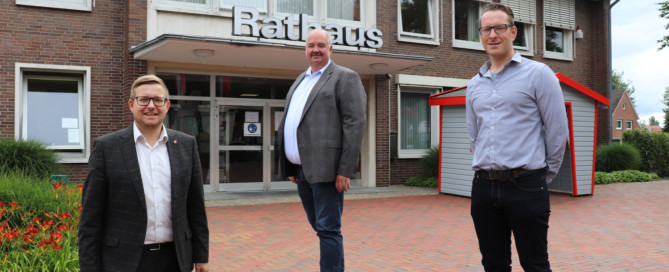 Sie freuen sich auf ihre neue Herausforderung: Andreas Freesemann (Mitte) und Bodo ter Haseborg (rechts) gemeinsam mit Bürgermeister Nils Anhuth. Aufnahme: Gemeinde Barßel