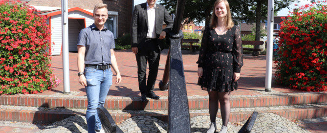 Sie freuen sich über ihre Übernahme bei der Gemeinde Barßel: Kevin Böhmann (links) und Vanessa zu Klampen mit Bürgermeister Nils Anhuth. Aufnahme: Wlodarczyk/Gemeinde Barßel