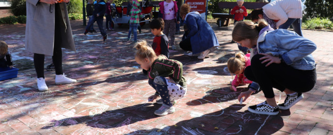 Die Kindergartengruppen des Kindergartens "Heilige Familie" bemalten die Steine auf dem Rathaus-Vorplatz. Aufnahme: Wlodarczyk/Gemeinde Barßel