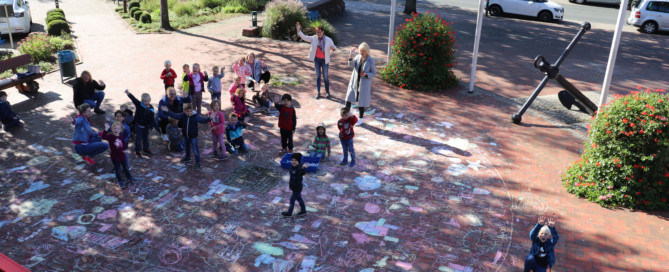 Die Kindergartengruppen des Kindergartens "Heilige Familie" bemalten die Steine auf dem Rathaus-Vorplatz. Aufnahme: Wlodarczyk/Gemeinde Barßel