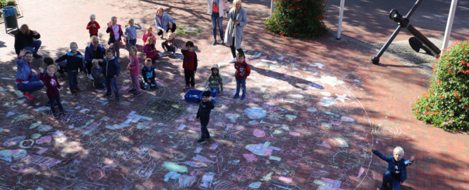 Die Kindergartengruppen des Kindergartens "Heilige Familie" bemalten die Steine auf dem Rathaus-Vorplatz. Aufnahme: Wlodarczyk/Gemeinde Barßel