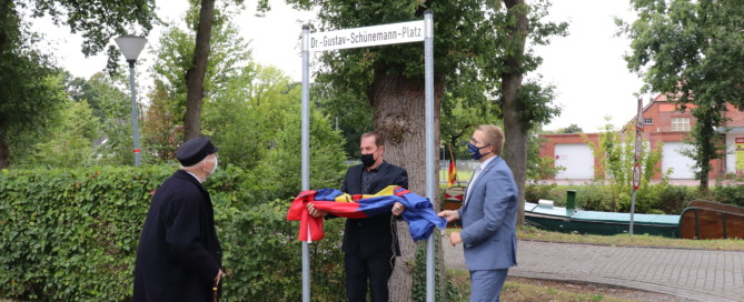 Das Straßenschild auf dem Museumsvorplatz wurde feierlich enthüllt. Aufnahme: Wlodarczyk