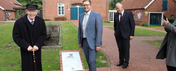 Ehrenbürger Dr. Gustav Schünemann zusammen mit Bürgermeister Anhuth vor der Ehrenbürger-Tafel. Aufnahme: Wlodarczyk