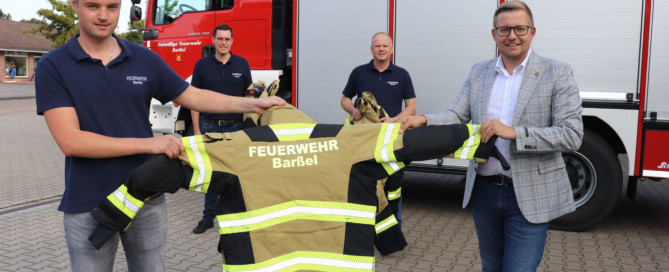 Sie freuen sich über die neue Schutzbekleidung (v.l.n.r.): Timo Lücking, stellvertretender Gemeindebrandmeister Dennis Lüthje, Gemeindebrandmeister Uwe Schröder und Bürgermeister Nils Anhuth. Aufnahme: Wlodarczyk/Gemeinde Barßel