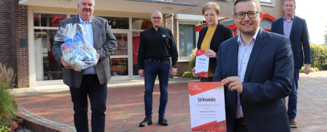 Andreas Freesemann (links) und Hannelore Lücking feierten ihr Dienstjubiläum. Personalratsvorsitzender Armin Flügge und Erster Gemeinderat Michael Sope (hintere Reihe von links nach rechts) sowie Bürgermeister Nils Anhuth würdigten die Arbeit der Kollegen. Aufnahme: Wlodarczyk/Gemeinde Barßel