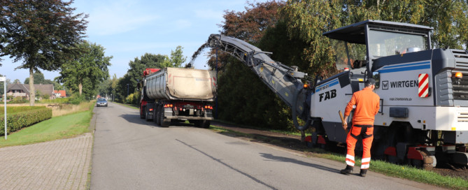 Mit einer Asphaltfräse wird die Asphaltdecke des Fahrradweges an der Westmarkstraße abgetragen. Aufnahme: Wlodarczyk/Gemeinde Barßel