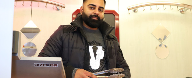 Shahbaz Ahmed bietet Antipasti in seinem neuen Wagen auf dem Barßeler Wochenmarkt an. Aufnahme: Wlodarczyk/Gemeinde Barßel