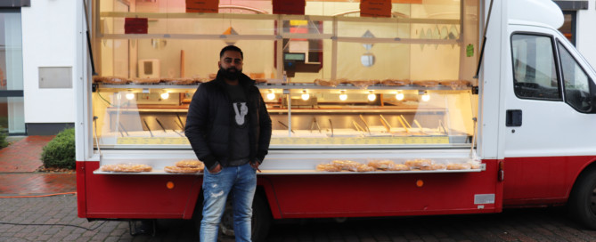 Shahbaz Ahmed bietet Antipasti in seinem neuen Wagen auf dem Barßeler Wochenmarkt an. Aufnahme: Wlodarczyk/Gemeinde Barßel
