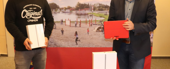 André Siebum (links) und Bürgermeister Nils Anhuth freuen sich über die Ankunft der Tablets aus dem Sofortausstattungsprogramm, die auch schon an die Schulen verteilt wurden. Aufnahme: Wlodarczyk/Gemeinde Barßel