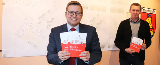 Bürgermeister Nils Anhuth (links) und Erster Gemeinderat Michael Sope blickten gemeinsame auf das ereignisreiche Jahr 2020 zurück. Aufnahme: Wlodarczyk/Gemeinde Barßel