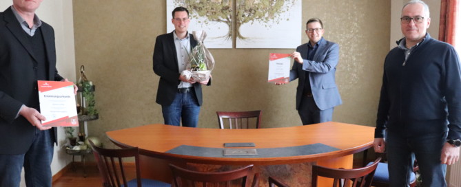 Von links nach rechts: Erster Gemeinderat Michael Sope, Dennis Lüthje, Bürgermeister Nils Anhuth und Personalratsvorsitzender Armin Flügge Aufnahme: Wlodarczyk/Gemeinde Barßel