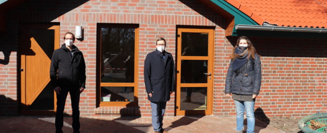 Bürgermeister Nils Anhuth (Mitte) zusammen mit Markus Wiechmann und Maja Peters – beide vom Bauamt der Gemeinde Barßel – vor dem neuen Anbau des Kindergartens. Aufnahme: Wlodarczyk/Gemeinde Barßel