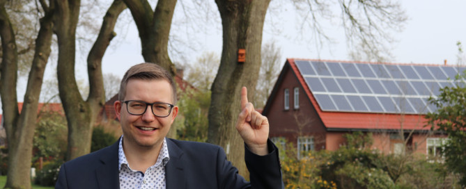 Bürgermeister Nils Anhuth begutachtete die Nistkästen an der Schleusenstraße in Elisabethfehn. Aufnahme: Wlodarczyk/Gemeinde Barßel