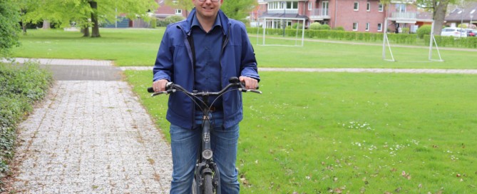 Bürgermeister Nils Anhuth mit seinem Fahrrad im Rathauspark. Aufnahme: Gemeinde Barßel