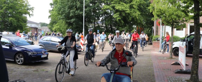 Die Radlerinnen und Radler machten sich vom Rathaus aus auf den Weg zur Auftaktfahrradtour. Aufnahme: Gemeinde Barßel