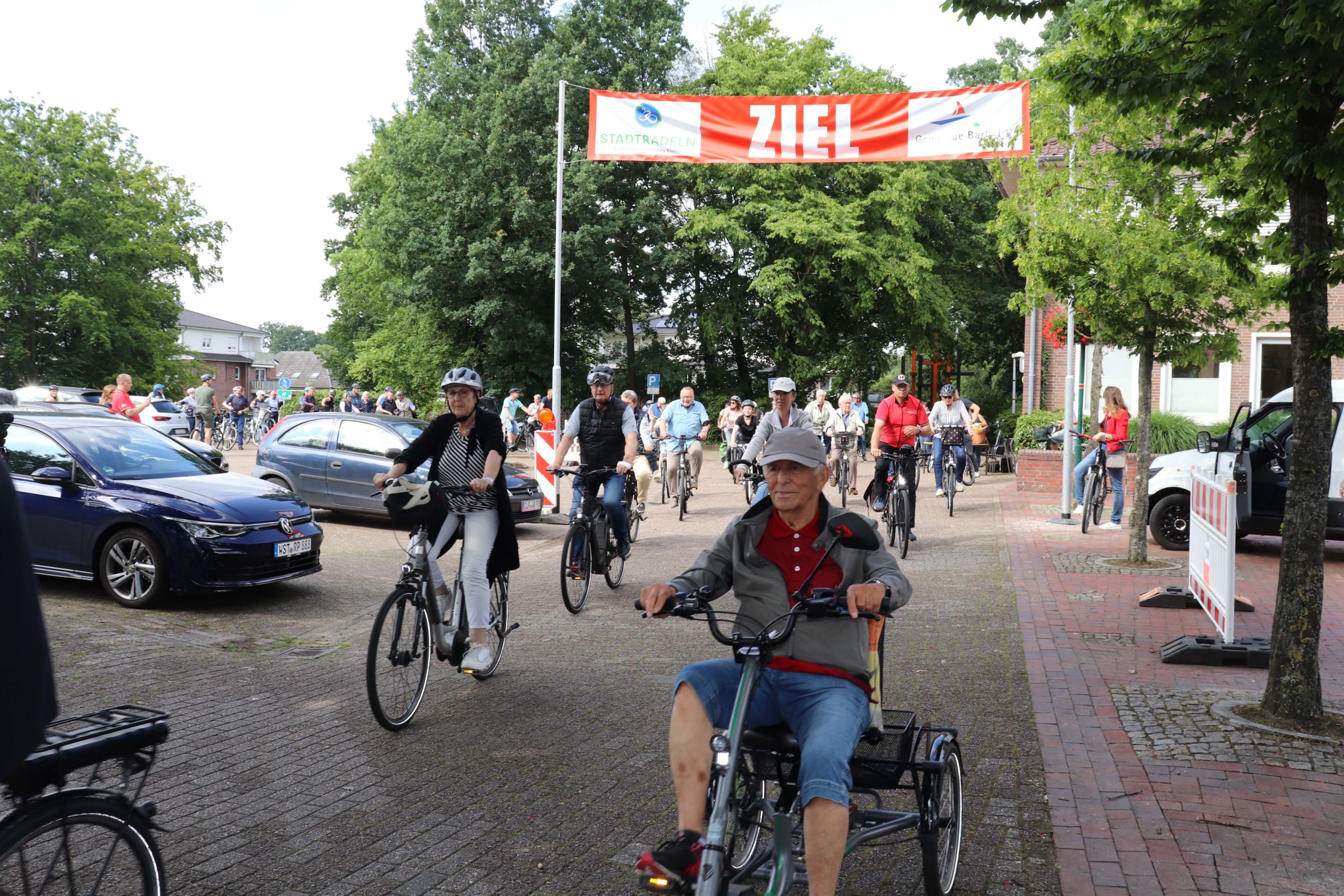Die Radlerinnen und Radler machten sich vom Rathaus aus auf den Weg zur Auftaktfahrradtour. Aufnahme: Gemeinde Barßel