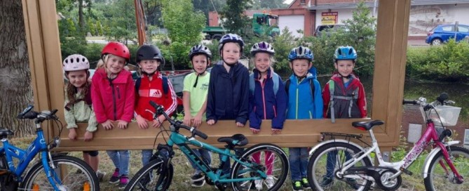 Die Glühwürmchen-Gruppe machte ein Foto beim Bilderrahmen in Elisabethfehn. Aufnahme: privat (Kinbdergarten Die Arche)