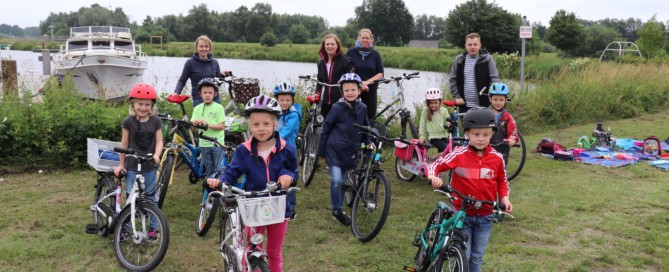 Die Glühwürmchen-Gruppe vom Kindergarten Die Arche machte eine lange Fahrradtour und erstmal ein Picknick beim Hafen. Aufnahme: Gemeinde Barßel