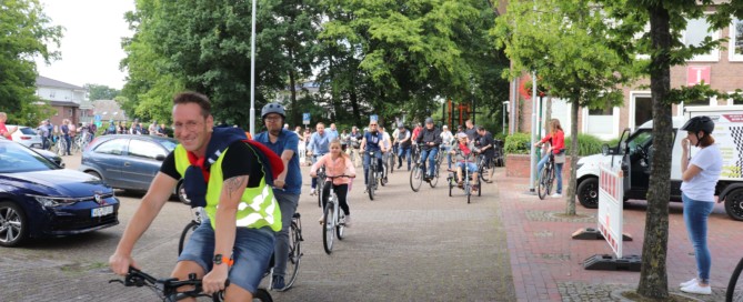 Die Radlerinnen und Radler machten sich vom Rathaus aus auf den Weg zur Auftaktfahrradtour. Aufnahme: Gemeinde Barßel