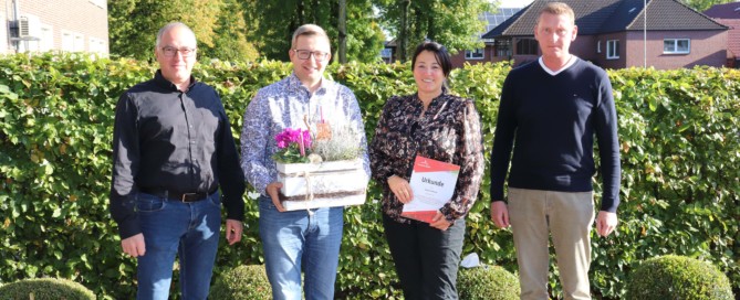 Tanja Busboom feierte ihr 25-jähriges Dienstjubiläum. Personalratsvorsitzender Armin Flügge, Bürgermeister Nils Anhuth und Erster Gemeinderat Michael Sope (v.l.n.r) würdigten ihre Arbeit mit einem Präsent und einer Urkunde. Aufnahme: Wlodarczyk/Gemeinde Barßel