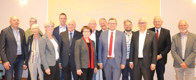 Ehrungen und Verabschiedungen im Rat der Gemeinde Barßel (v.l.n.r.): Jürgen Schumacher, Gunda Schröder, Brigitte Ebben, Ursula Fugel, Claas Wallschlag, Josef Wagner, Ursula Nüdling, Günter Ludmann, Christoph Raming, Nils Anhuth, Steffen Haak, Dr. Marco Trips (Präsident des Niedersächsischen Städte- und Gemeindebundes), Hans Eveslage und Hans Meyer (Mitglied im Kreisvorstand des Städte- und Gemeindebundes). Aufnahme: Gemeinde Barßel