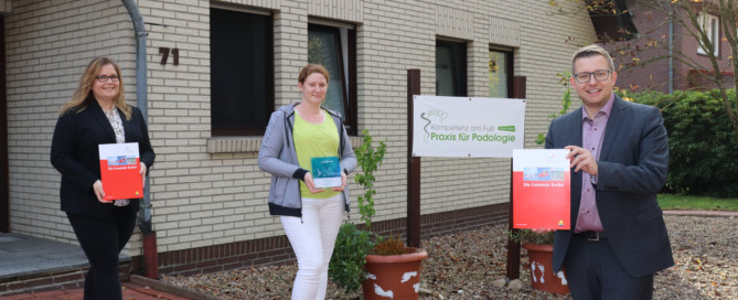 Anke Rönneper und Bürgermeister Nils Anhuth überbrachten Tanja Drees (Mitte) den bewilligten Förderbescheid. Aufnahme: Wlodarczyk/Gemeinde Barßel