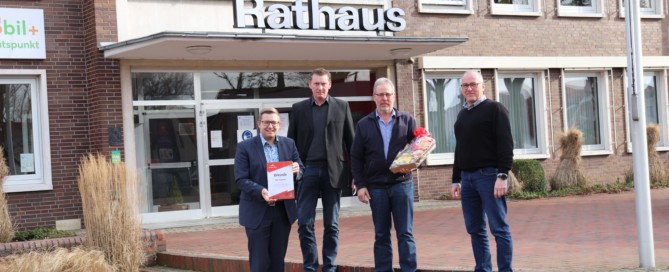 Feierten das Dienstjubiläum (v.l.n.r.): Bürgermeister Nils Anhuth, Erster Gemeinderat Michael Sope, Jubilar Uwe Overlander und Personalratsvorsitzender Armin Flügge. Aufnahme: Flügge/Gemeinde Barßel