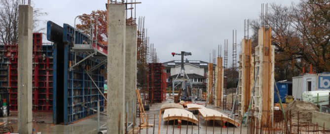Die Betonstützen werden derzeit gegossen. Einige stehen bereits.